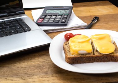 Ofis bilgisayarı yumurta ve erimiş peynir ekmek arası snack
