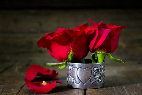 浪漫的背景，与红色的短切玫瑰仿古的木桌上 — 图库照片