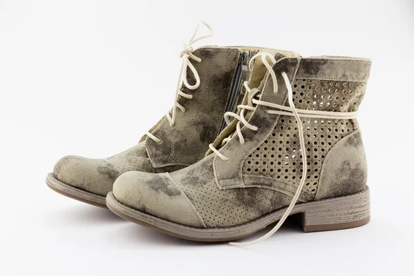 किनारे वाली महिला ग्रे साबर फ्लैट जूते की जोड़ी स्टूडियो में ली गई — स्टॉक फ़ोटो, इमेज