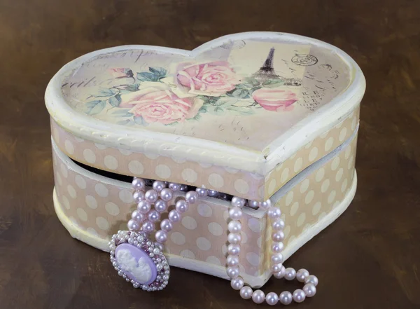 Heart shape box with pearl necklace — ストック写真