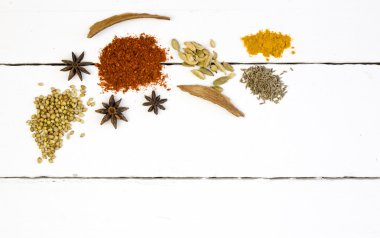 Otlar ve baharatlar Beyaz ahşap güverte masada havai çekim