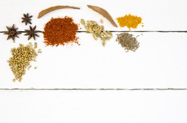 Heaped baharat ve otlar beyaz masada