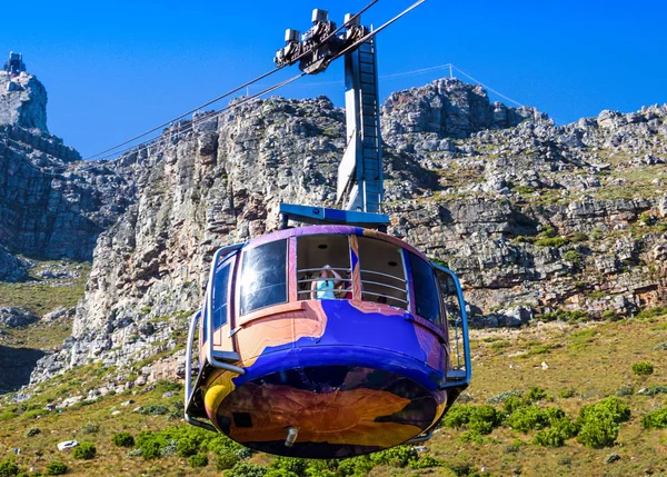Cableway from Table Mountain with car coming down to station — Stock Photo, Image