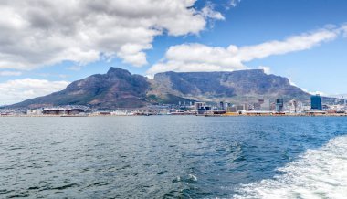 Table Bay ve Masa Dağı, Cape Town Wake on okyanus bırakarak