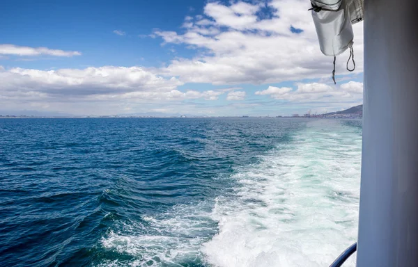 Motorbot okyanus üzerinde izinde