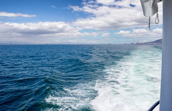 Motorbot okyanus üzerinde izinde