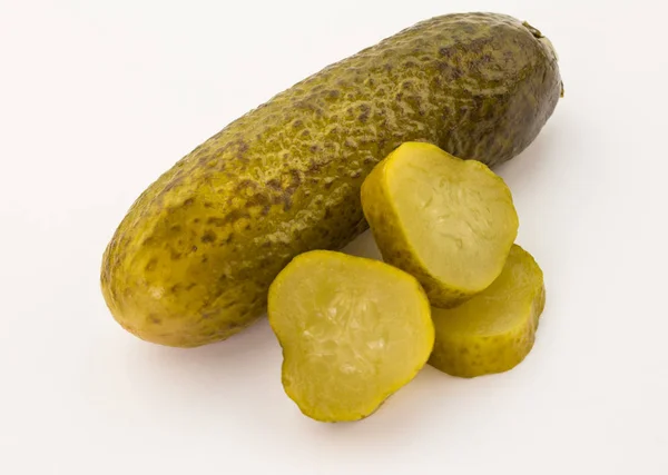 Close up van gepekelde komkommers en segmenten geïsoleerd op witte backg — Stockfoto