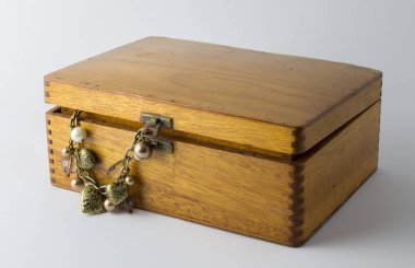 Güzel vintage tahta kutu ile izole kalp ve boncuk kolye