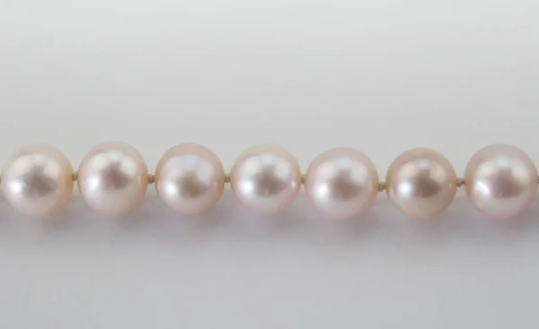 Collier de perles en gros plan sur fond blanc — Photo