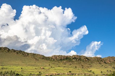 Sıcak bir yaz gününde dağ sırtı ile Afrika bushveld - 