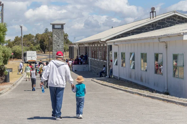 ISLA ROBBEN, SUDÁFRICA, 18 de diciembre de 2016: Niño y abuelo visitando la celda de Nelson Mandela en Robben Island — Foto de Stock