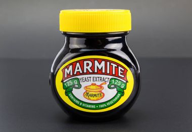 Queenstown, Güney Afrika - 27 Nisan 2017: Marmite Maya ayıklamak 