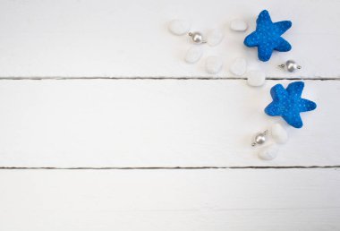 Arka plan beyaz, inci kolye kolyeler, Beyaz ahşap plakalar üzerinde plaj çakıl taşları ile