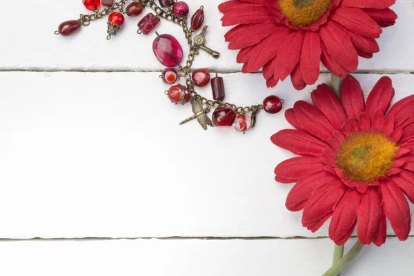 Kırmızı krizantem / papatya çiçekleri Beyaz ahşap zemin üzerinde kapat — Stok fotoğraf