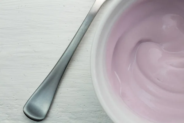 Eper gyümölccsel ízesített joghurt, természetes Coloring egy műanyag, felülnézet — Stock Fotó