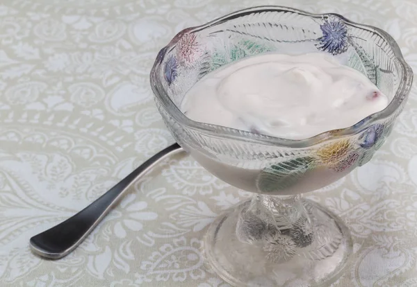 Yogurt naturale con bacche in una ciotola di vetro — Foto Stock