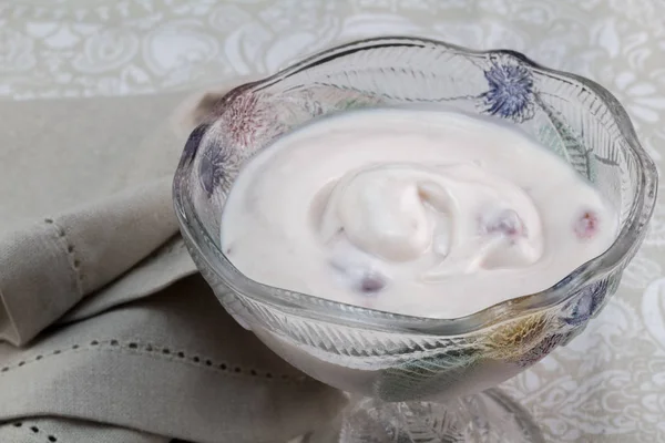 Natural greek yoghurt with berries mixed in lovely glass bowel w — Stock Photo, Image