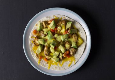 Açık wrap tavuk, avokado ve biber ile 