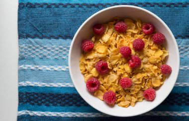 Odaya Servis Kahvaltı, Mısır gevreği ve ahududu mavi kumaş üzerine Mısır gevreği bac