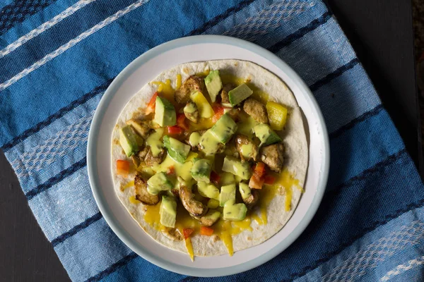 Open wrap with chicken, avocado and peppers - Top view — Stock Photo, Image