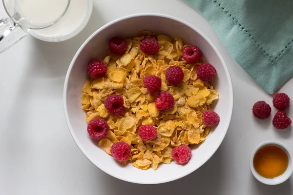 Mısır gevreği ve ahududu, bal ve süt o mısır gevreği