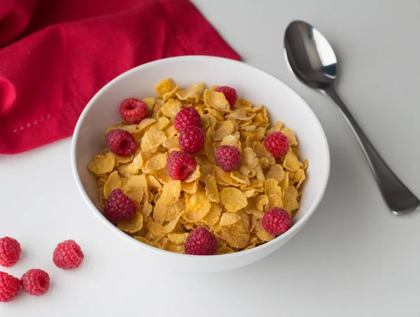 Mısır gevreği ile Ahududu beyaz kase tahıl ta Kahvaltı