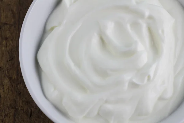 Cuenco de yogur natural girado griego de cerca —  Fotos de Stock