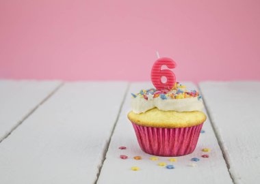 İyi ki doğdun kek ahşap beyaz pembe numarası 6 mum ile 