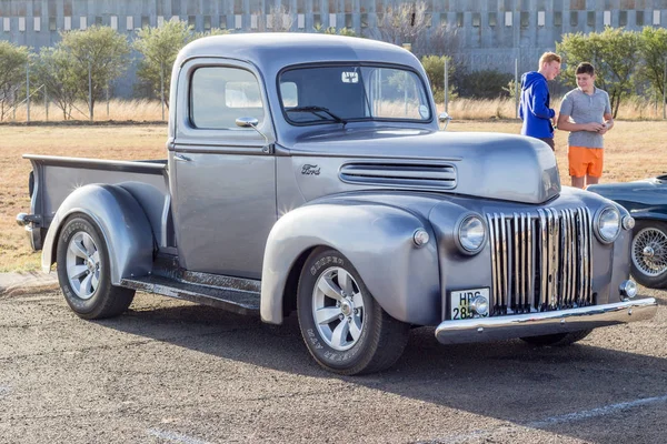 Queenstown, Zuid-Afrika - 17 juni 2017: Vintage F serie zilver grijze Ford pick-up truck hot rod geparkeerd tentoongesteld in openbare Toon — Stockfoto