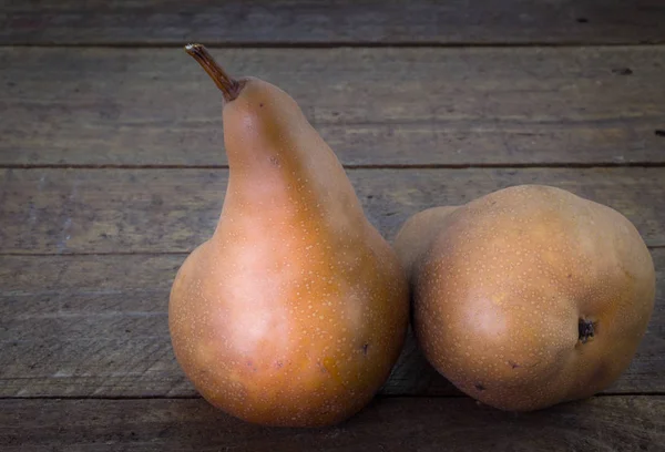 Twee Bosc peren op rustieke houten achtergrond — Stockfoto