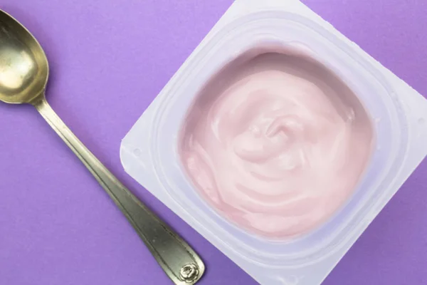 Hälsosamma jordgubb frukt smaksatt yoghurt med naturlig färg i liten plastmugg — Stockfoto