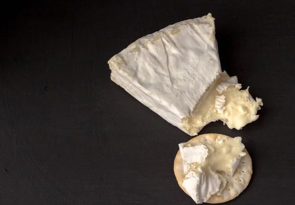 Tipo de queso Brie. Queso Camembert. Cuña de queso Brie fresco —  Fotos de Stock