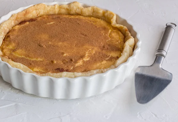 Torta de leite polvilhada com especiarias de canela close-up em branco rústico — Fotografia de Stock