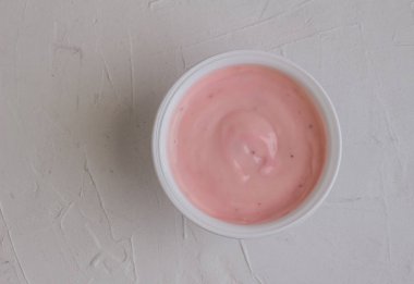 Doğal boyama ile sağlıklı çilek Meyve aromalı yoğurt