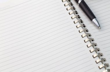 Gümüş metal bağlayıcı ile not defteri ve kalem ile görünümünü kapat