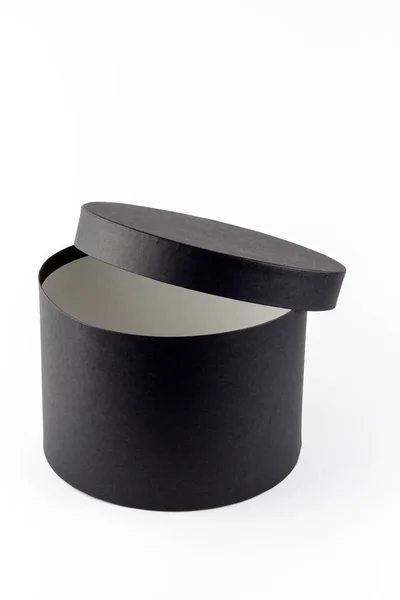 Boîte ronde. Boîte texturée en papier noir ouverte avec couvercle sur le dessus isoler — Photo