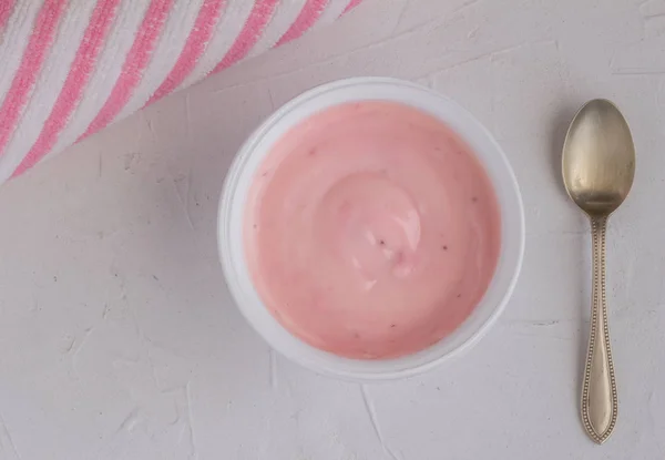 Hälsosamma jordgubb frukt smaksatt yoghurt med naturliga färg jag — Stockfoto