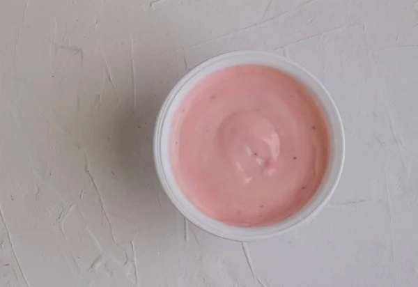 Gesunde Erdbeerfrüchte aromatisierten Joghurt mit natürlichen Farbstoffen i — Stockfoto