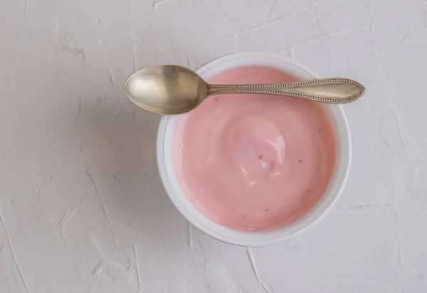 Yogurt alla fragola sano aromatizzato alla frutta con colorazione naturale i — Foto Stock