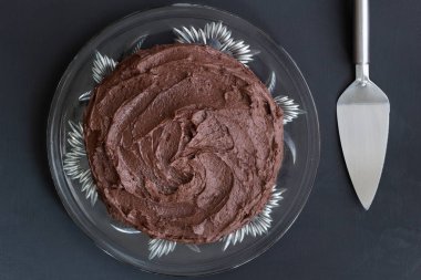 Bl üzerinde sunucusu ile cam tabakta zengin çikolatalı kek Üstten Görünüm