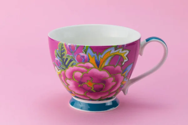 Oldalnézetből üres tea vagy a kávé-kupa, rózsaszín és lila virág — Stock Fotó