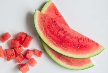 Karpuz dilimleri ve beyaz arka plan üzerinde izole küpleri
