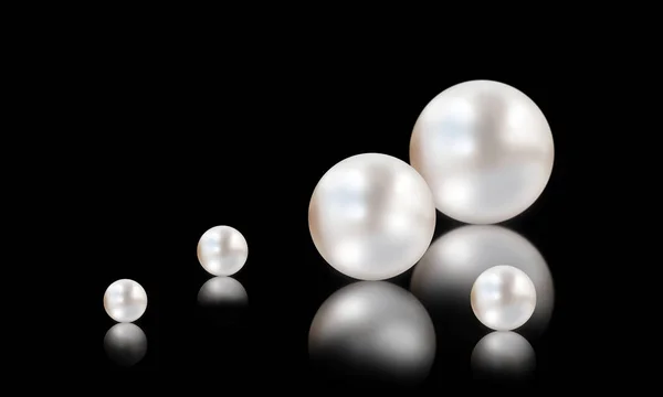 Muchas perlas blancas pequeñas y grandes sobre fondo blanco y negro con reflejo — Foto de Stock