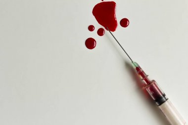 Şırınga kan ve kan splatters closeup ve izole üzerinde beyaz arka plan ile