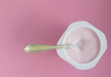 Doğal boyama ile sağlıklı çilek Meyve aromalı yoğurt 