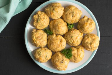 Lezzetli kek bir plaka üzerinde. Peynir ve o en iyi görünümü arka