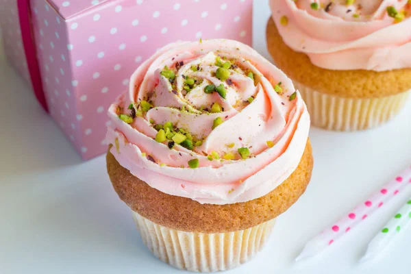 Украшенные розовые торты чашки с фисташковым орехом брызги - День рождения — стоковое фото