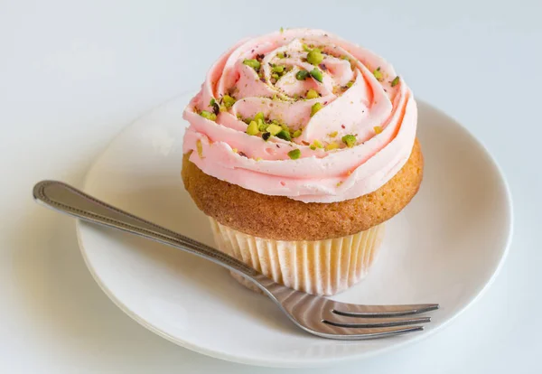 Rosa Rose wirbelte Buttercreme Vanille Cup Kuchen auf weißem Hintergrund — Stockfoto