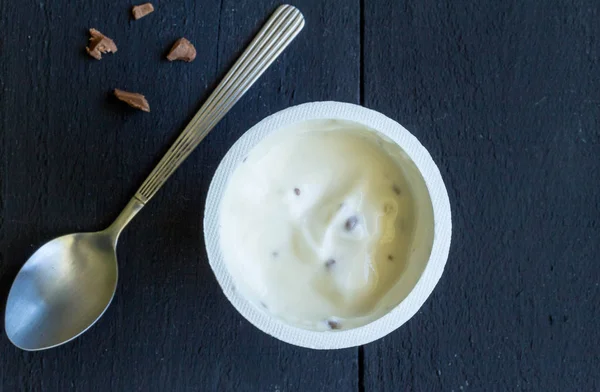 Vaníliás krém joghurtot és csoki chip a fekete ba joghurtos kupa — Stock Fotó