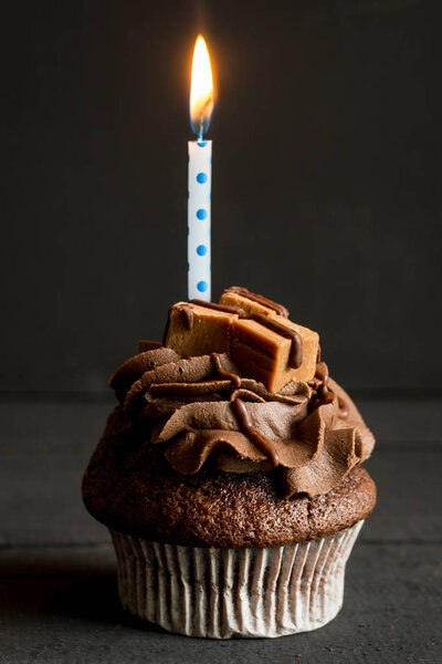 Торт из шоколадной чашки, украшенный кремовой глазурью и помадкой
